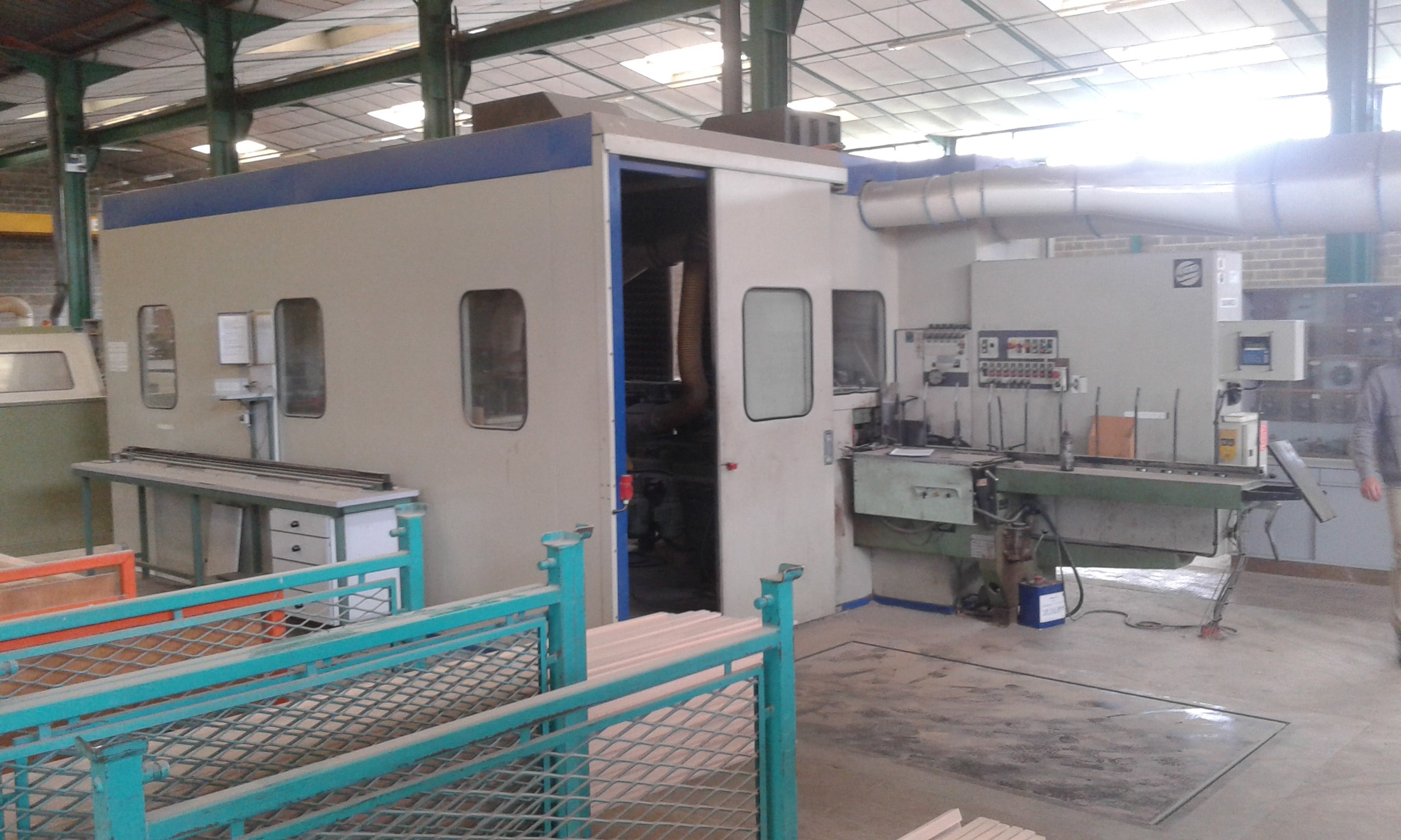 cabine d'insonorisation pour moulurière