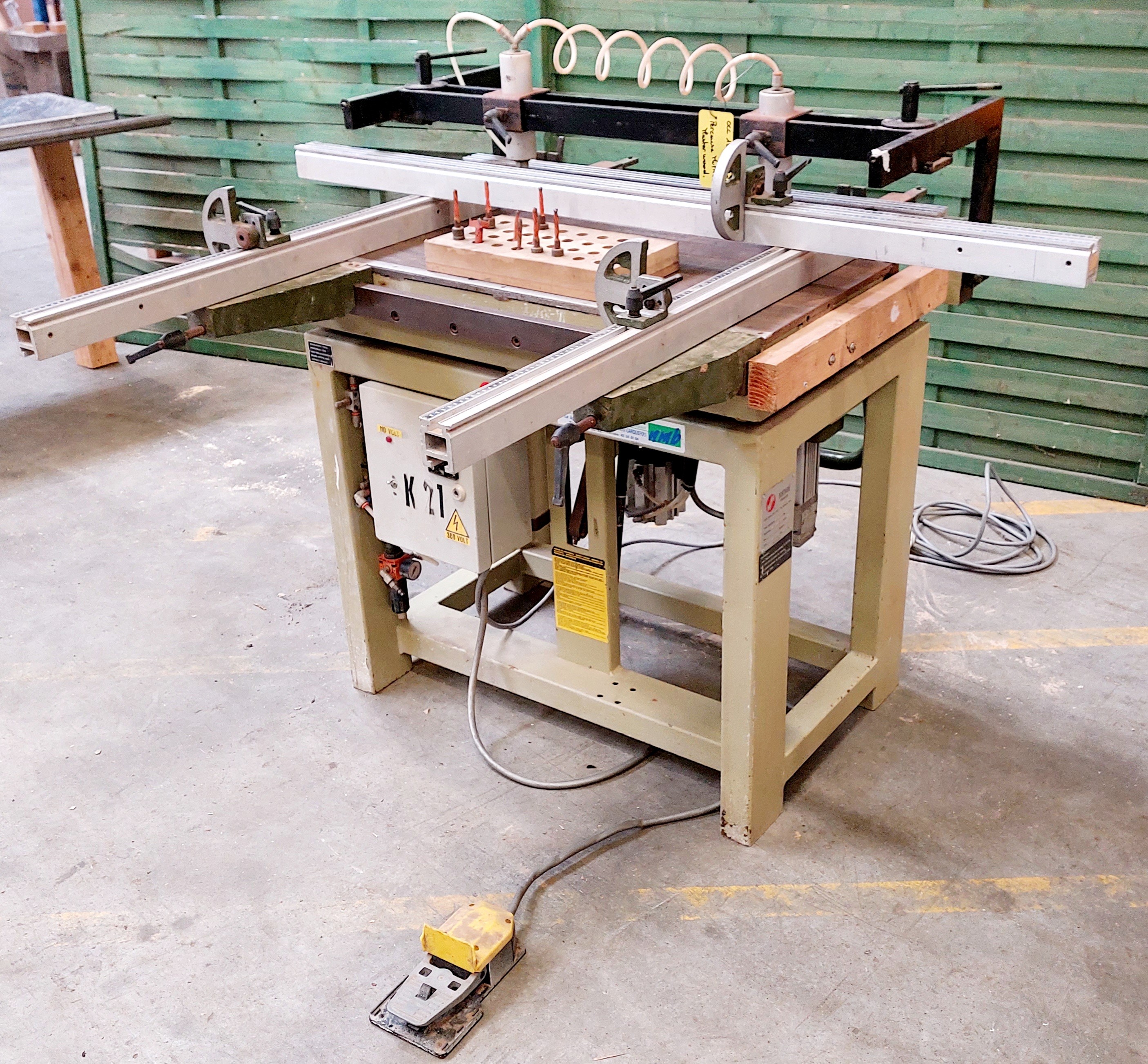 PERCEUSE MULTIBROCHE POSEUSE DE CHARNIÈRE -